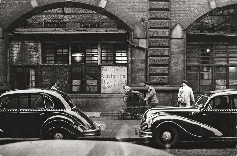 Auf diesem Bild ist das folgende Kunstwerk zu sehen: Will McBride. „Ostberlin – Bahnhof Friedrichstr.“. Um 1957.
