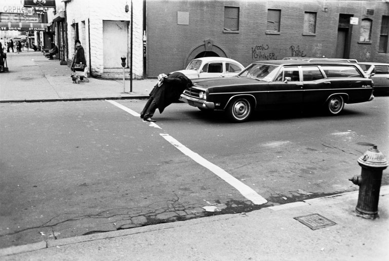 Auf diesem Bild ist das folgende Kunstwerk zu sehen: Will McBride. „Betrunkener hält Auto an, New York“. 1976.