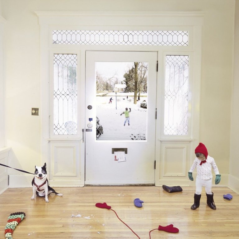Auf diesem Bild ist das folgende Kunstwerk zu sehen: Julie Blackmon. „Snowy Day“. 2008.