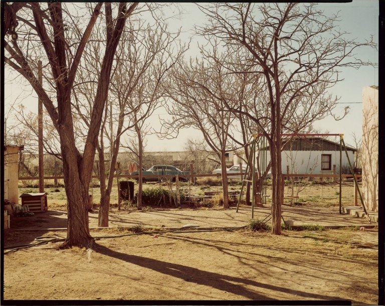 Auf diesem Bild ist das folgende Kunstwerk zu sehen: Stephen Shore. „20/2/75, Desert St., Van Horn, Texas“. 1975.