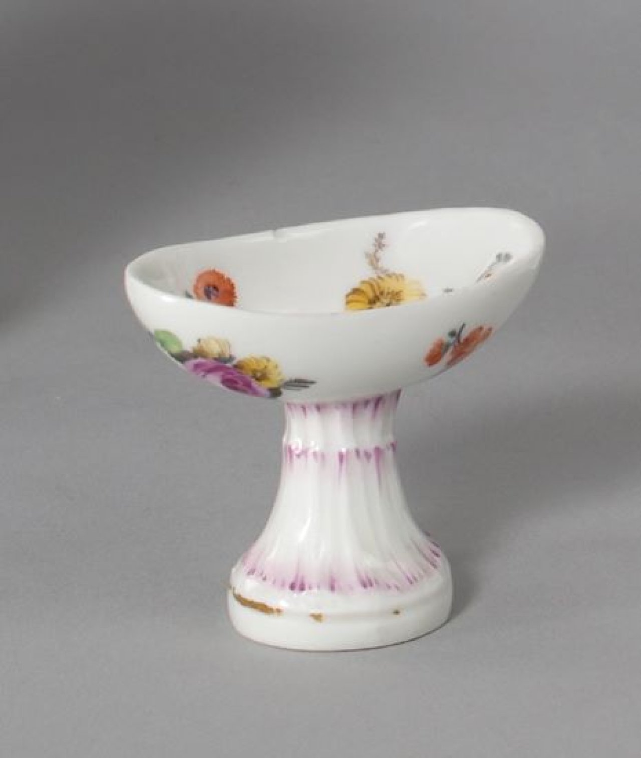 Auf diesem Bild ist das folgende Kunstwerk zu sehen:  KPM Königliche Porzellan-Manufaktur Berlin. Augenwännchen mit Blumenmalerei. Um 1767/70.