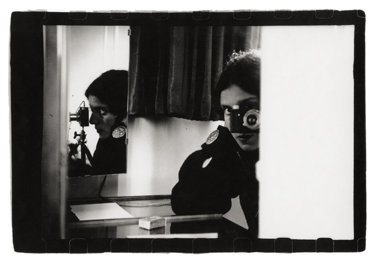 Auf diesem Bild ist das folgende Kunstwerk zu sehen: Ilse Bing. Selbstportrait mit Leica. 1931.