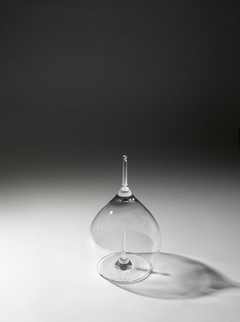 Auf diesem Bild ist das folgende Kunstwerk zu sehen: Kris Martin. „Glass“. 2013.