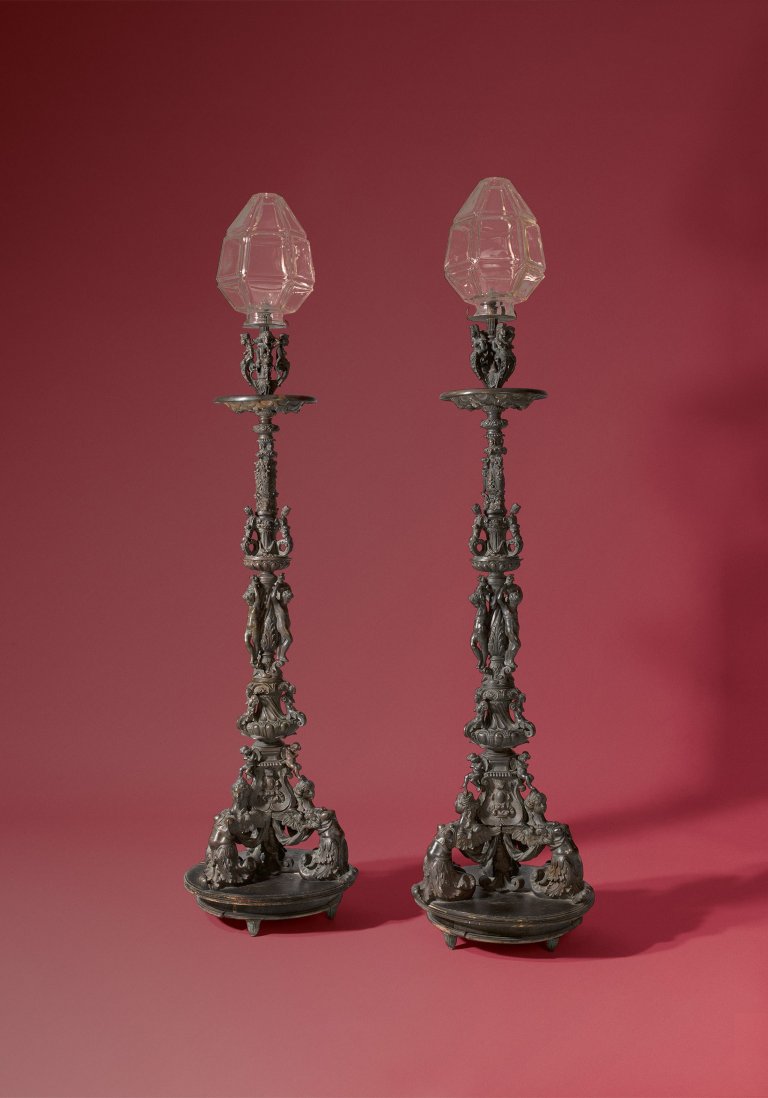 Auf diesem Bild ist das folgende Kunstwerk zu sehen:  Venezianisch. Paar Bronzeleuchter in der Art der Renaissance – teilweise nach Modellen von Alessandro Vittoria (1525–1608). Mitte des 19. Jahrhunderts.
