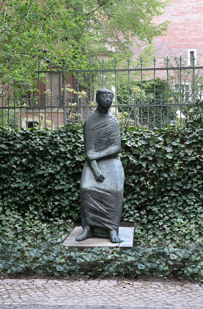Auf diesem Bild ist das folgende Kunstwerk zu sehen: Gustav Seitz. „Junge ruhende Sappho“. 1964/65.