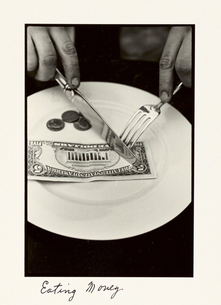 Auf diesem Bild ist das folgende Kunstwerk zu sehen: Duane Michals. „Eating Money“. Um 1980/81.