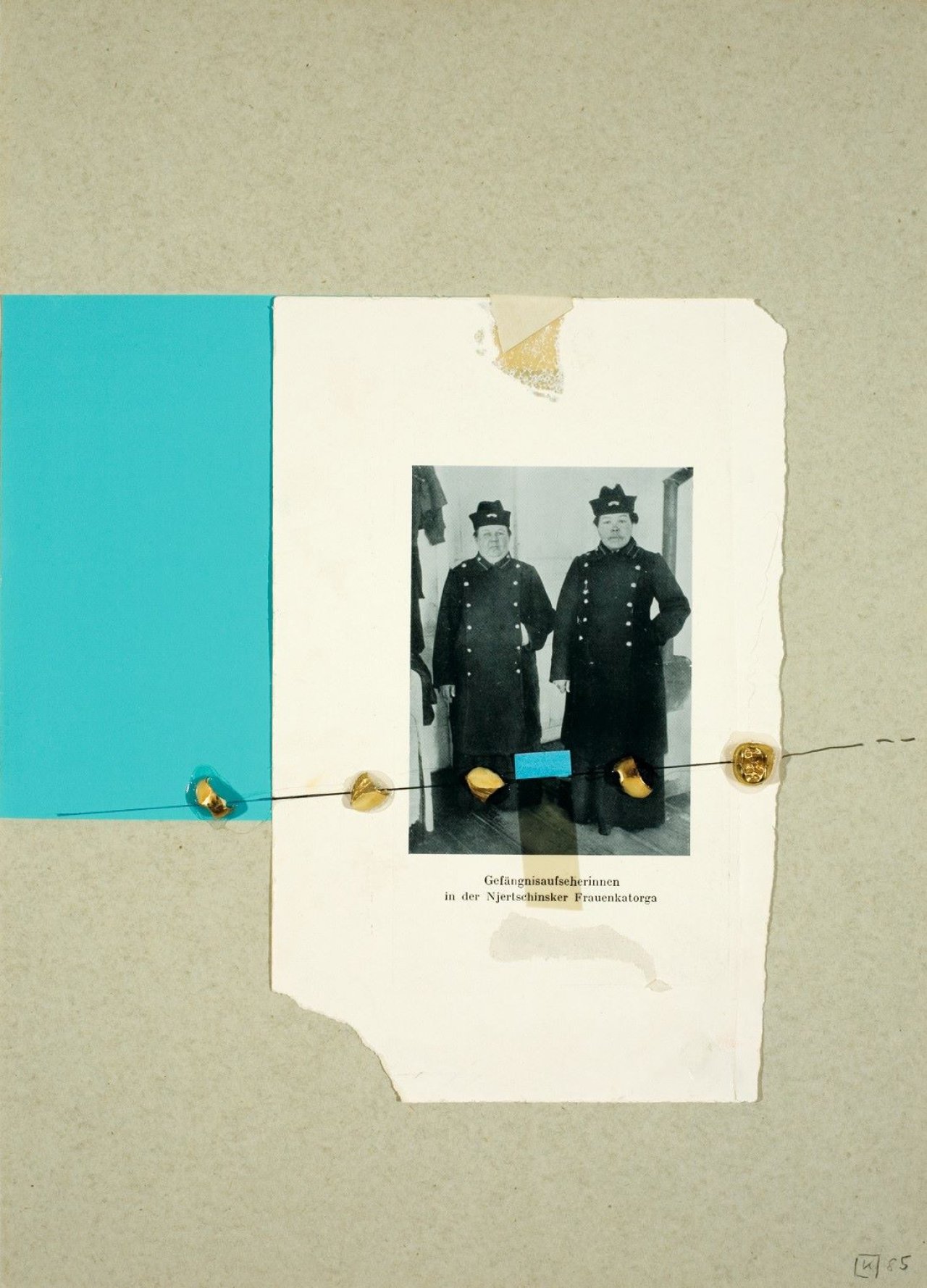 Auf diesem Bild ist das folgende Kunstwerk zu sehen: Martin Kippenberger. Gefängisaufseherinnnen in der Njertschinsker Frauenkatorga. 1985.
