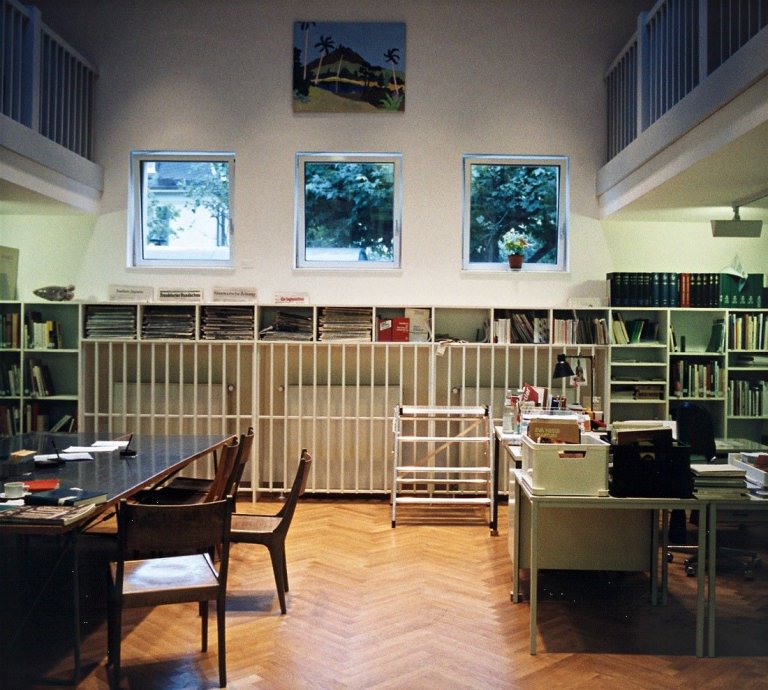 Auf diesem Bild ist das folgende Kunstwerk zu sehen: Candida Höfer. „Städelschule Frankfurt am Main“. 1993/98.