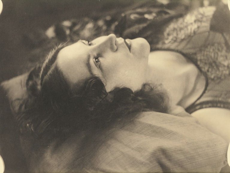 Auf diesem Bild ist das folgende Kunstwerk zu sehen: Paul Citroen. „Tänzerin Estella Read“. Um 1932.