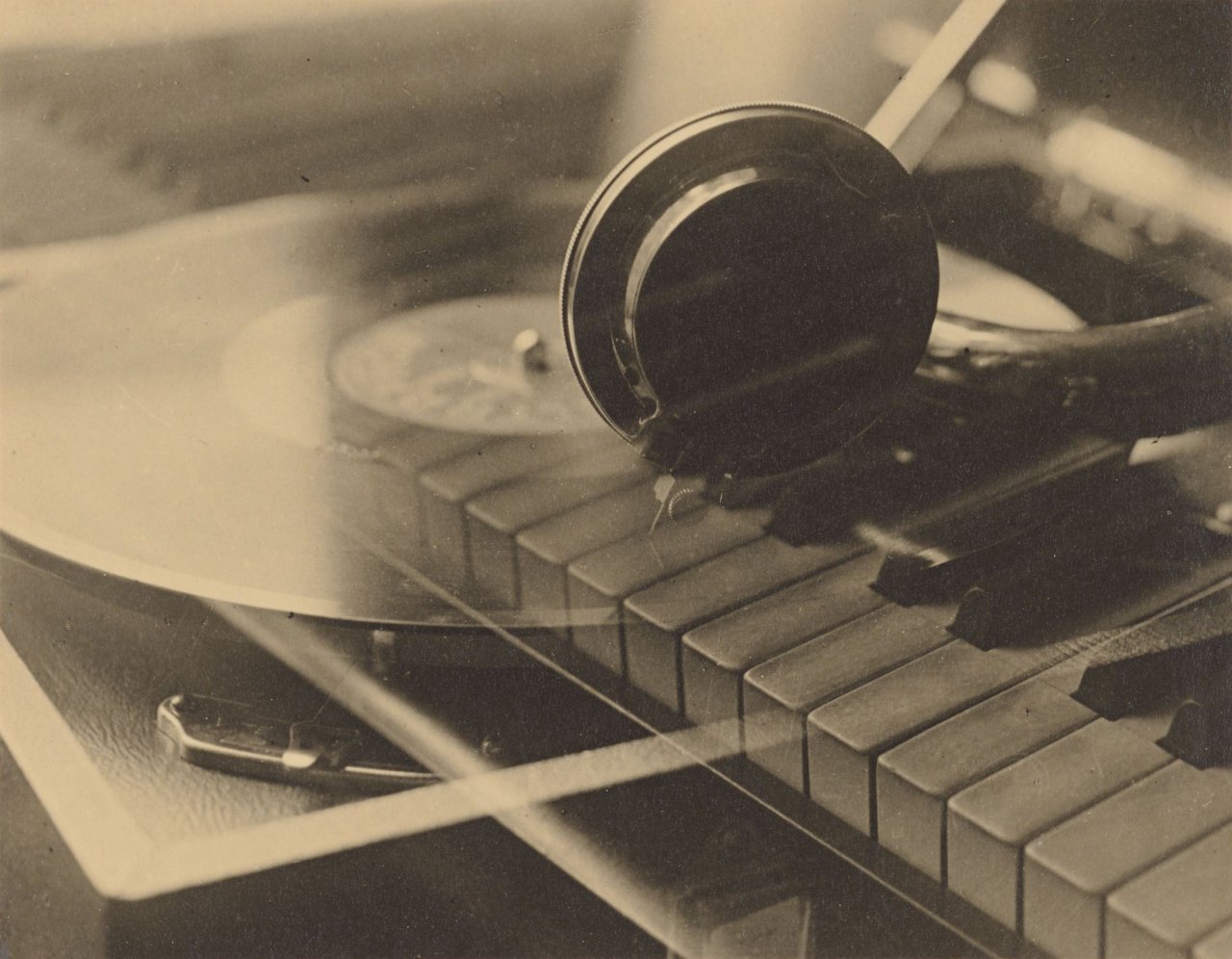 Catalog image of Ohne Titel (Grammophon und Klavier). 1936