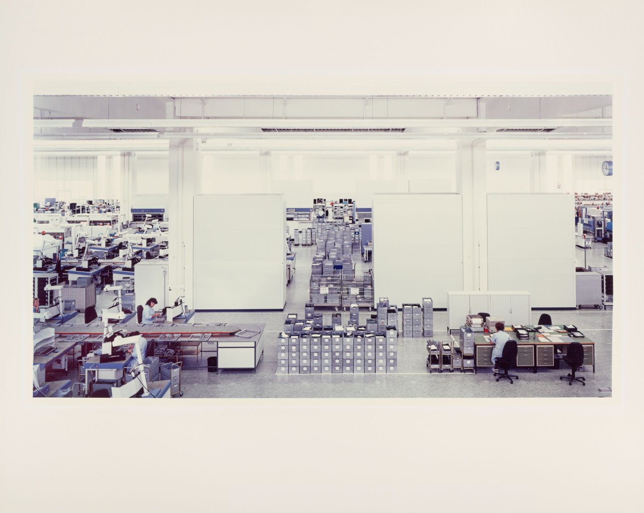 Auf diesem Bild ist das folgende Kunstwerk zu sehen: Andreas Gursky. „Siemens, Amberg“. 1991.
