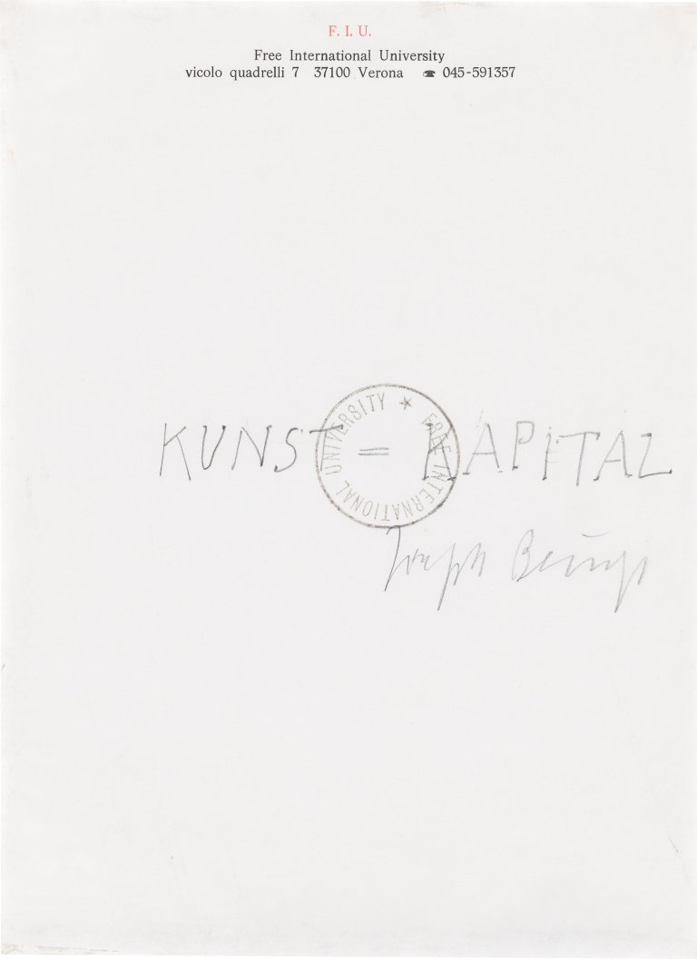 Auf diesem Bild ist das folgende Kunstwerk zu sehen: Joseph Beuys. „Kunst = Kapital“. Ca. 1975.