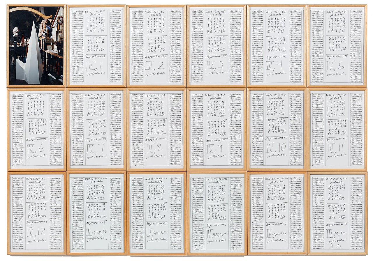 Auf diesem Bild ist das folgende Kunstwerk zu sehen: Hanne Darboven. Für Sol LeWitt (April). 1990.