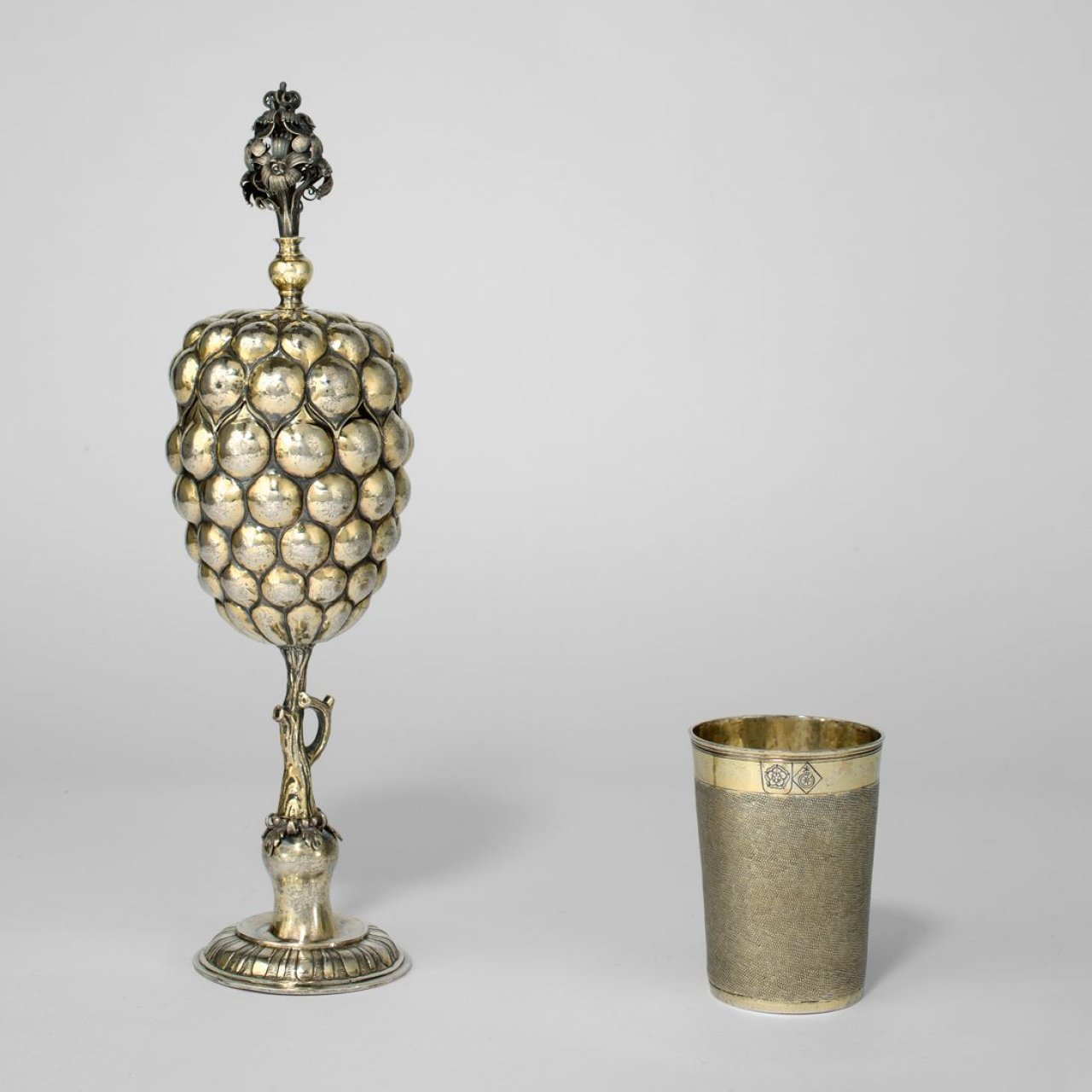 Auf diesem Bild ist das folgende Kunstwerk zu sehen:  Nürnberg. Traubenpokal von Thomas Stoer d. Ä. (1597–1611). Um 1600.