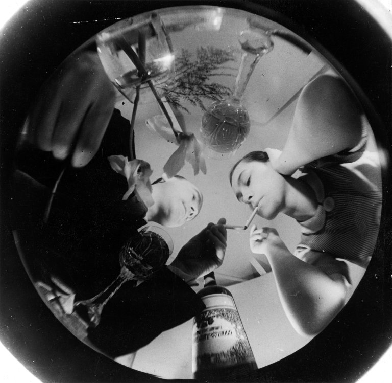 Auf diesem Bild ist das folgende Kunstwerk zu sehen:  Umbo (d.i. Otto Umbehr). Tea for two, aus der Serie „Die Wolkenkamera sieht sich auf der Erde um“. 1935.