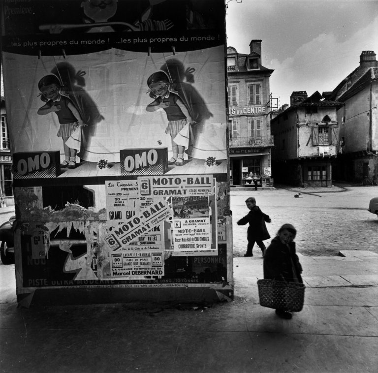 Auf diesem Bild ist das folgende Kunstwerk zu sehen: Robert Doisneau. Les petits enfants, Paris. 1958.
