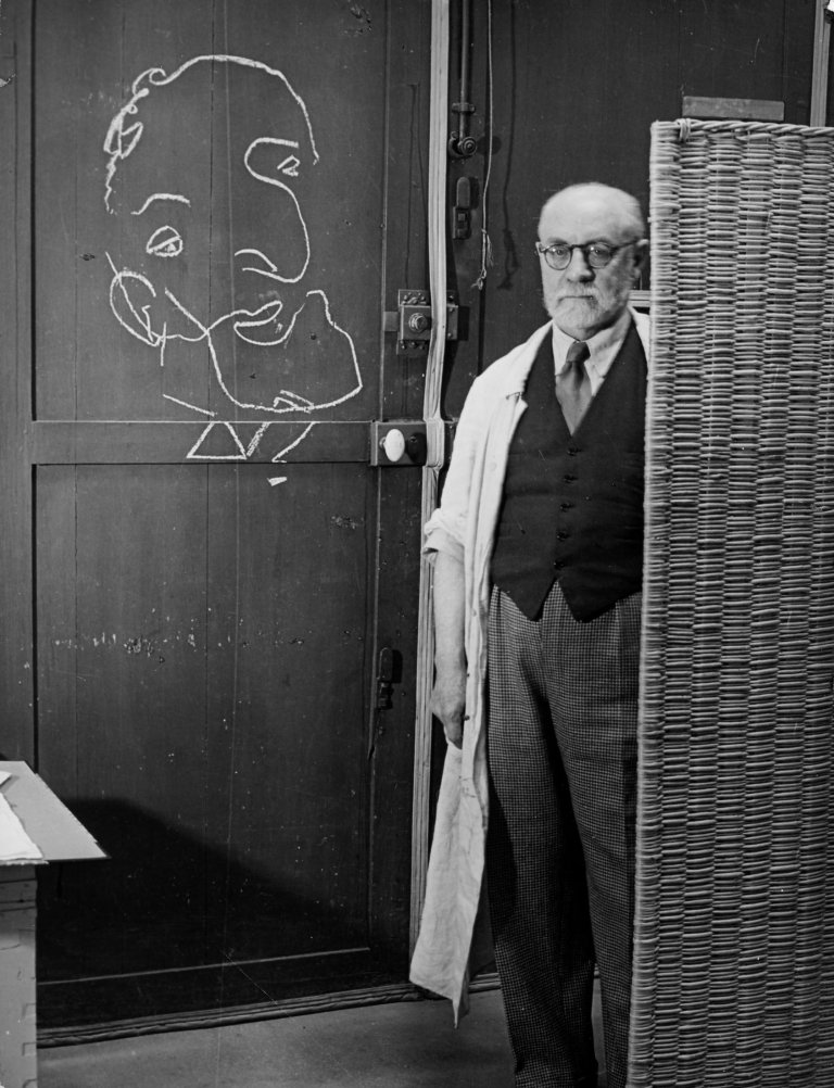 Auf diesem Bild ist das folgende Kunstwerk zu sehen:  Brassaï (d.i. Halász, Gyula). Matisse devant un dessin exécuté les yeux fermés, Paris. 1939.