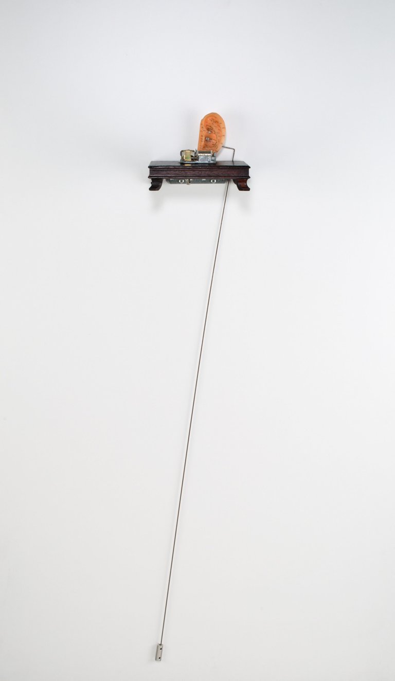 Auf diesem Bild ist das folgende Kunstwerk zu sehen: Jon Kessler. The sound of one hand clapping. 1994.
