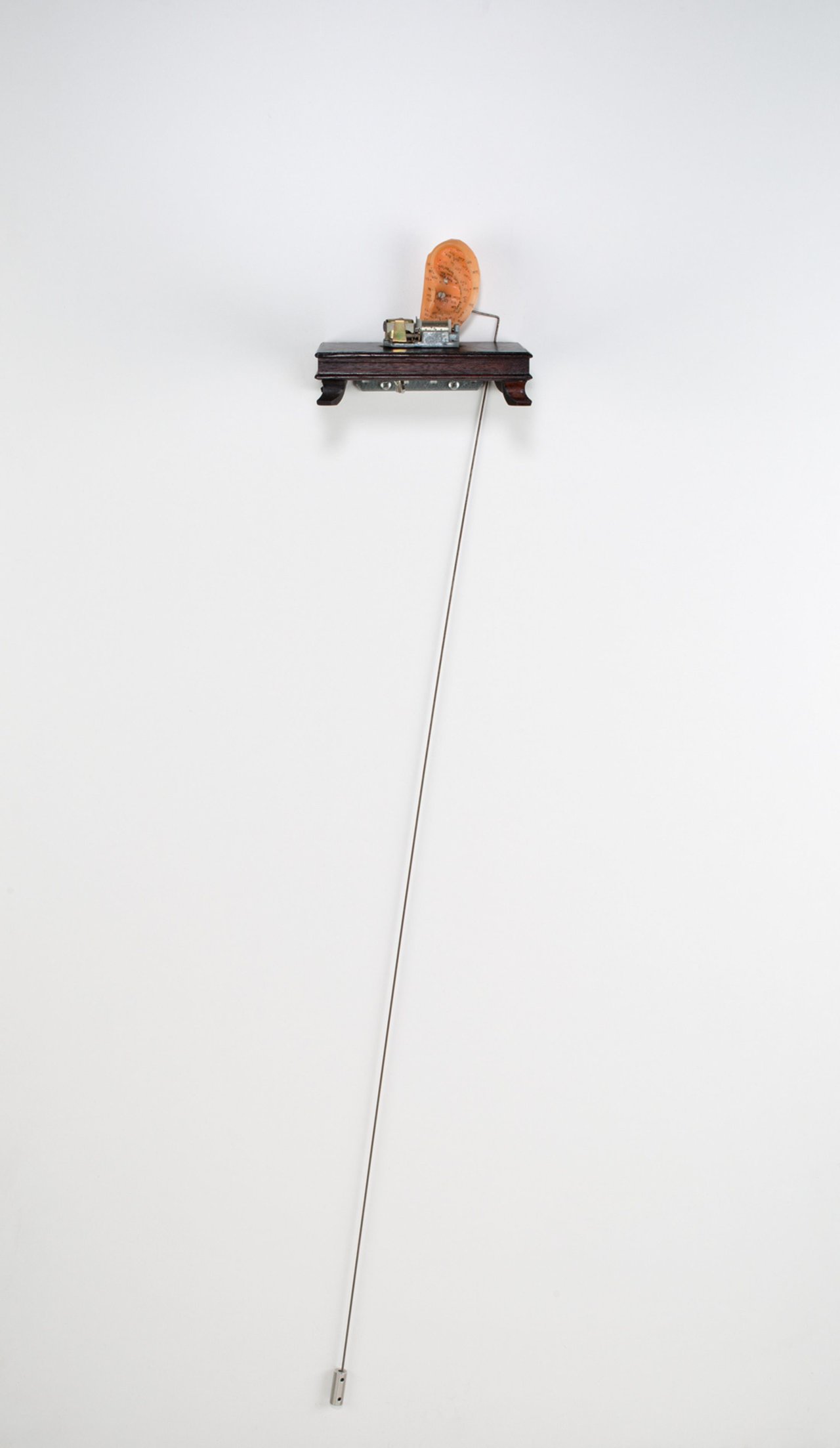 Auf diesem Bild ist das folgende Kunstwerk zu sehen: Jon Kessler. The sound of one hand clapping. 1994.