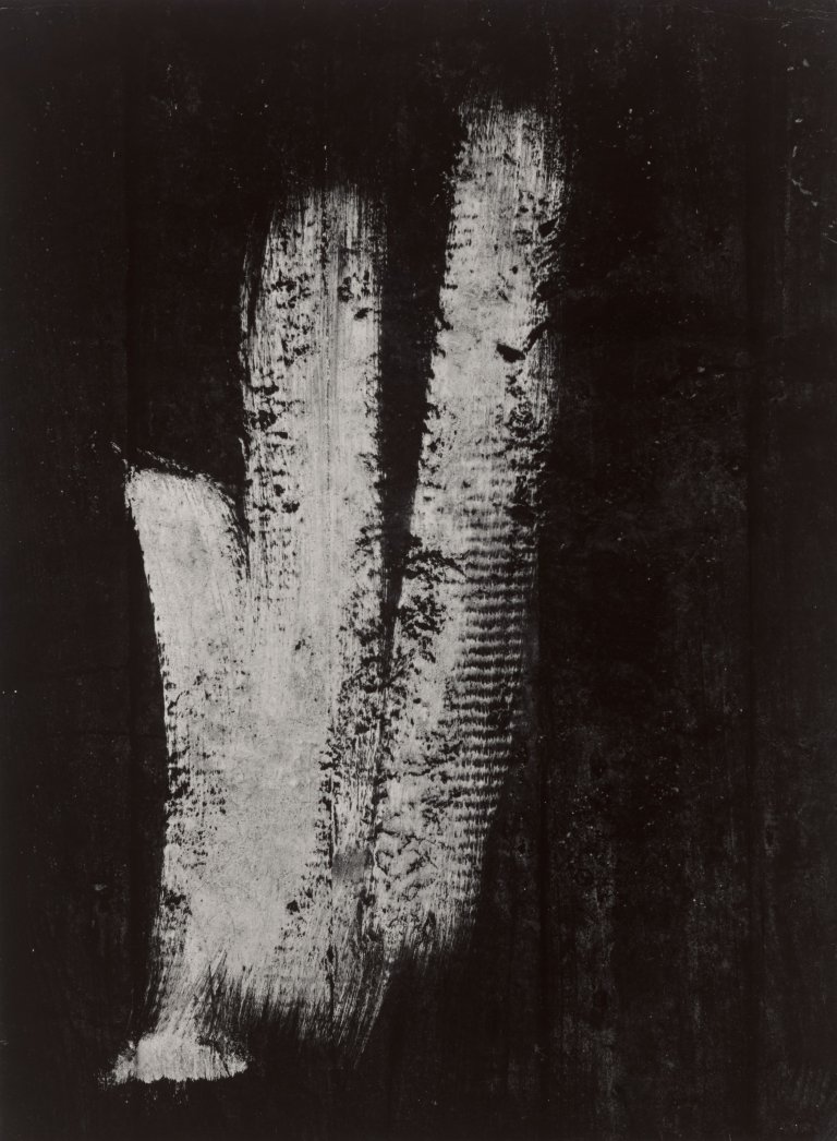 Auf diesem Bild ist das folgende Kunstwerk zu sehen: Aaron Siskind. Chicago 54. 1952.