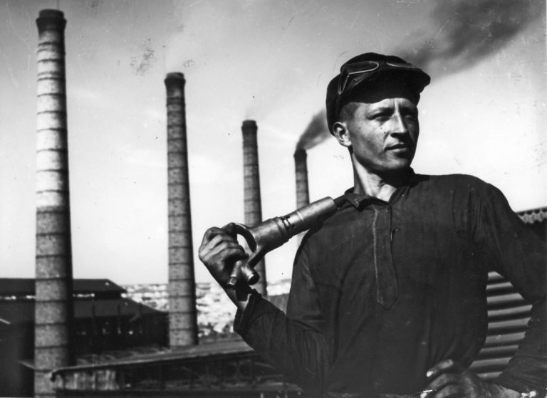 Auf diesem Bild ist das folgende Kunstwerk zu sehen: Jewgeni Chaldej. Produktionsarbeiter. 1933.