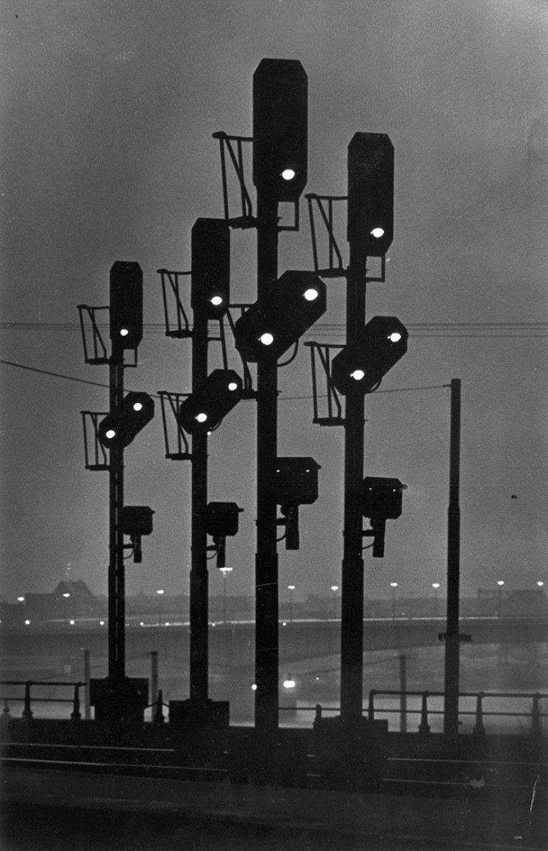 Auf diesem Bild ist das folgende Kunstwerk zu sehen: Toni Schneiders. Signale, Köln. 1951.