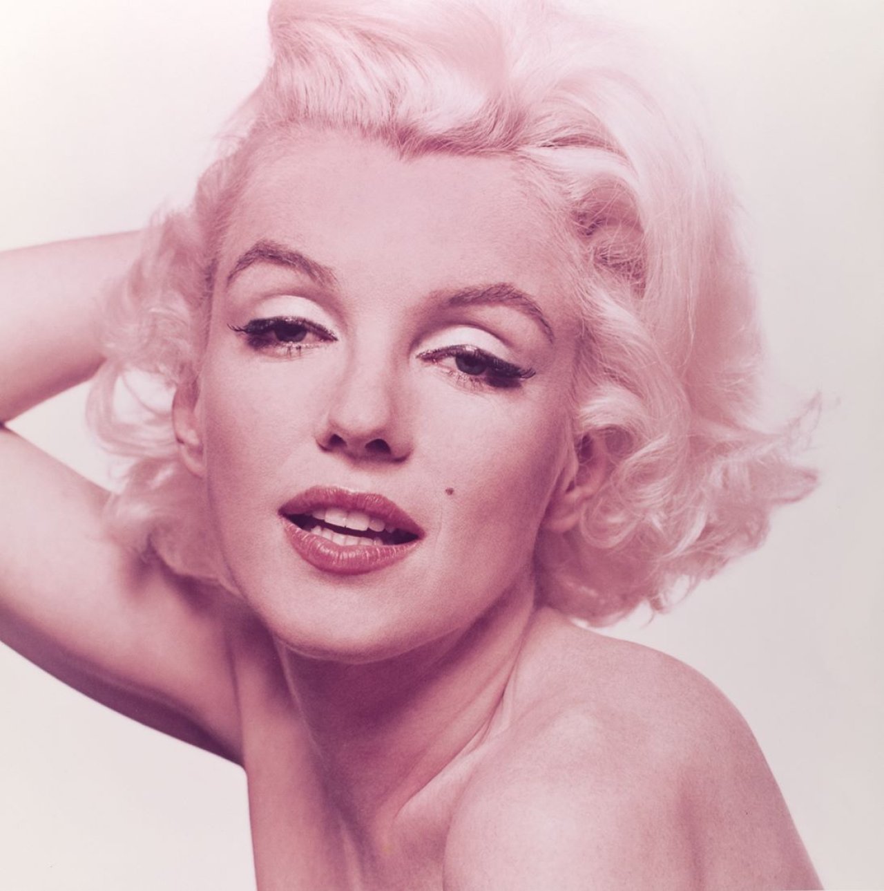 Auf diesem Bild ist das folgende Kunstwerk zu sehen: Bert Stern. Marilyn Monroe, aus „The Last Sitting“ (Feeling good). 1962.