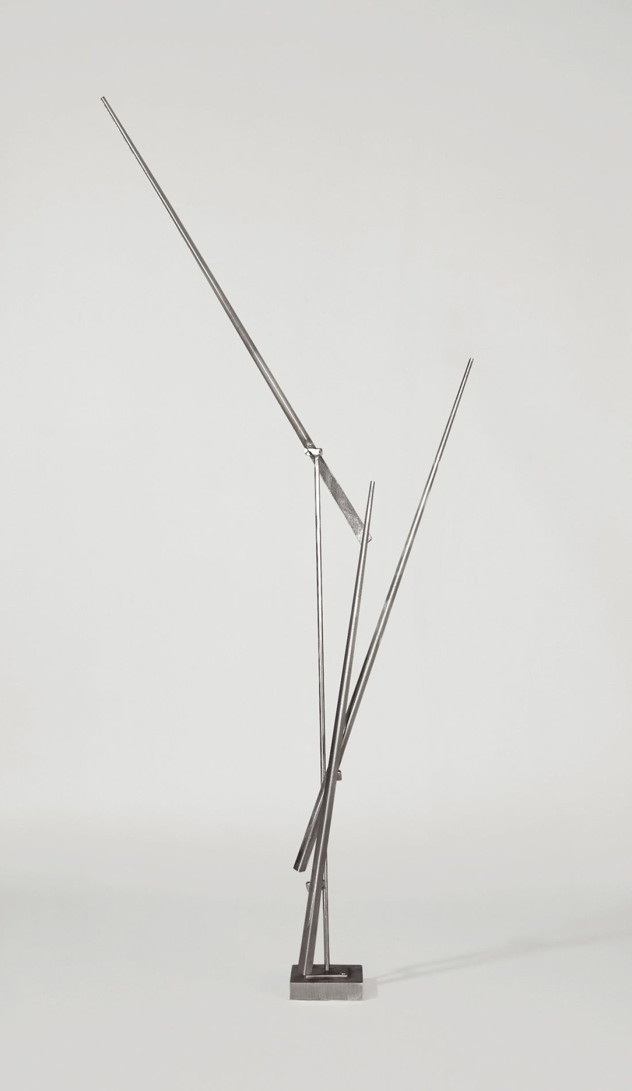 This picture shows the following artwork: George Rickey. „Three Lines Up Staggered“. 1990.