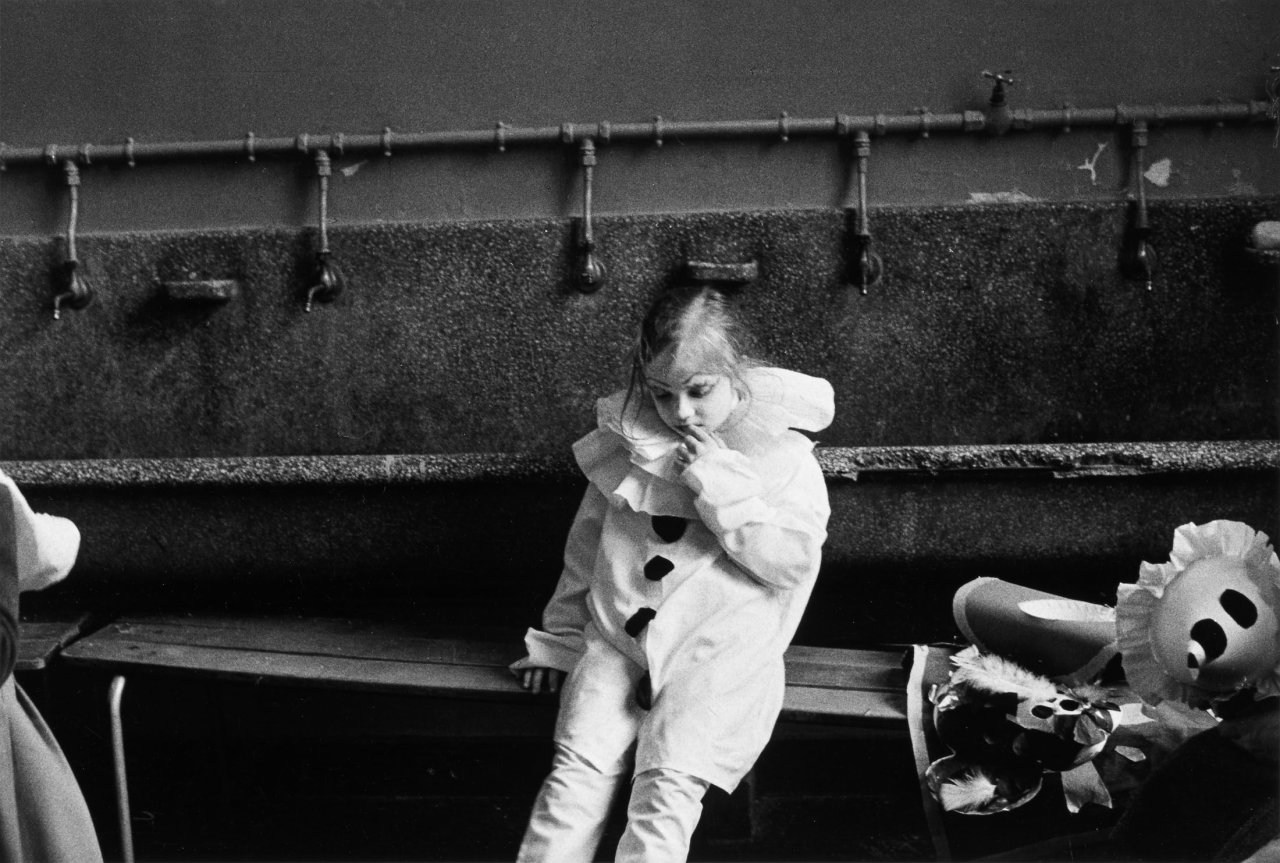 Auf diesem Bild ist das folgende Kunstwerk zu sehen: Sibylle Bergemann. Paris. 1982.