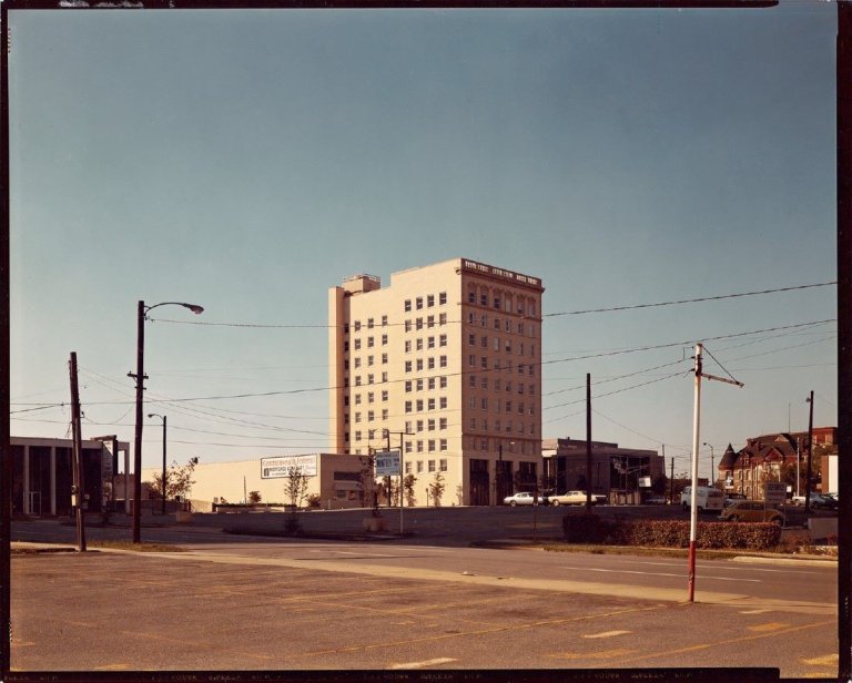 Auf diesem Bild ist das folgende Kunstwerk zu sehen: Stephen Shore. „W. 4th St., Little Rock, Arkansas“.  1974.