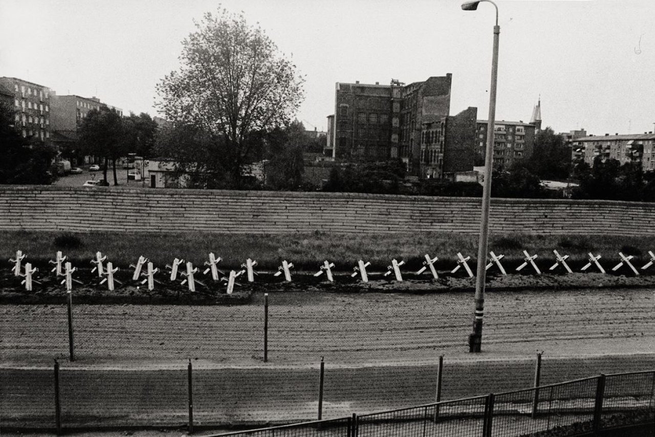 Catalog image of „Die Mauer - von Ost nach West - Brunnenstrasse, Berlin“. 1980