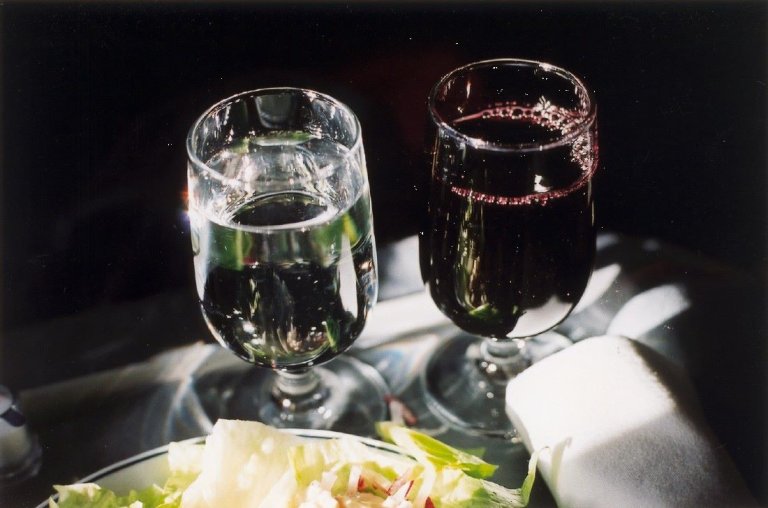 Auf diesem Bild ist das folgende Kunstwerk zu sehen: Wolfgang Tillmans. Water & wine.  2001.