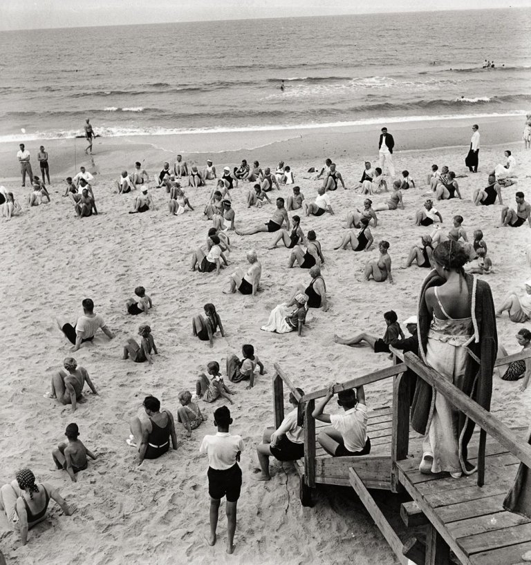 Auf diesem Bild ist das folgende Kunstwerk zu sehen: Bleicke Bleicken. Aufgepasst (Westerland). 1931-1935.