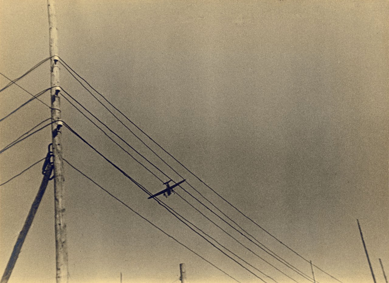 Auf diesem Bild ist das folgende Kunstwerk zu sehen: Ilse Bing. Frankfurt. 1930.