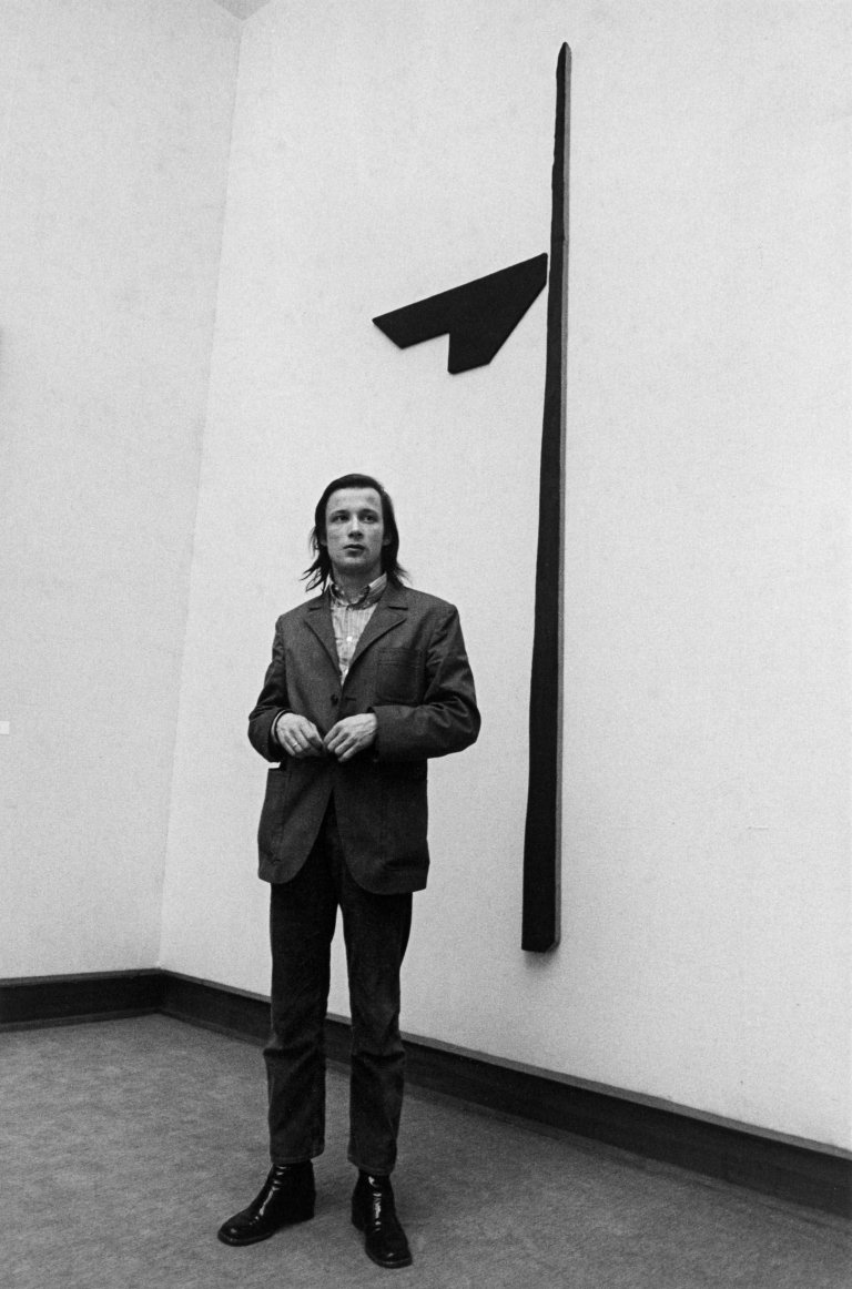 Auf diesem Bild ist das folgende Kunstwerk zu sehen: Barbara Klemm. Blinky Palermo, Darmstadt. 1970.