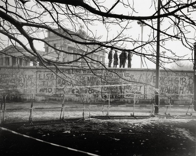 Auf diesem Bild ist das folgende Kunstwerk zu sehen: Thomas Lüttge. Berliner Mauer, „Brandenburger Tor, Dez. 1989“.