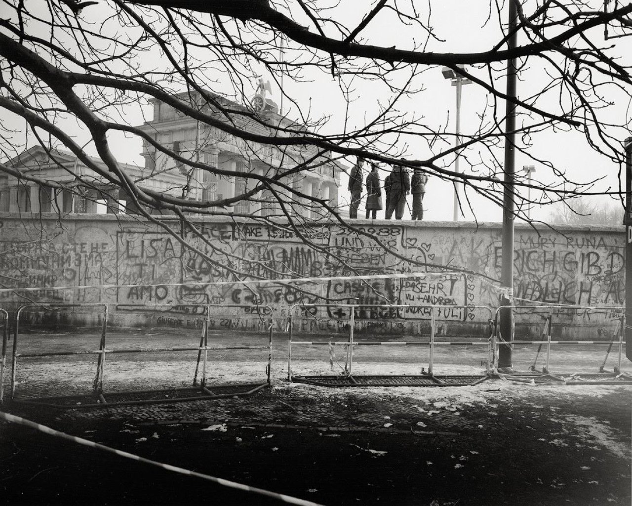 Auf diesem Bild ist das folgende Kunstwerk zu sehen: Thomas Lüttge. Berliner Mauer, „Brandenburger Tor, Dez. 1989“.