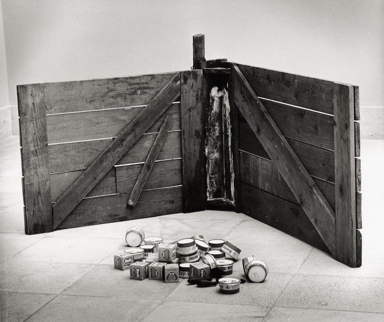 Auf diesem Bild ist das folgende Kunstwerk zu sehen: Stefan Moses. „Joseph Beuys, Fettecke 1965–1968 – ,das schweigen des marcel duchamp wird überbewertet’, München, Slg. Ströher, 18.06.1968“.