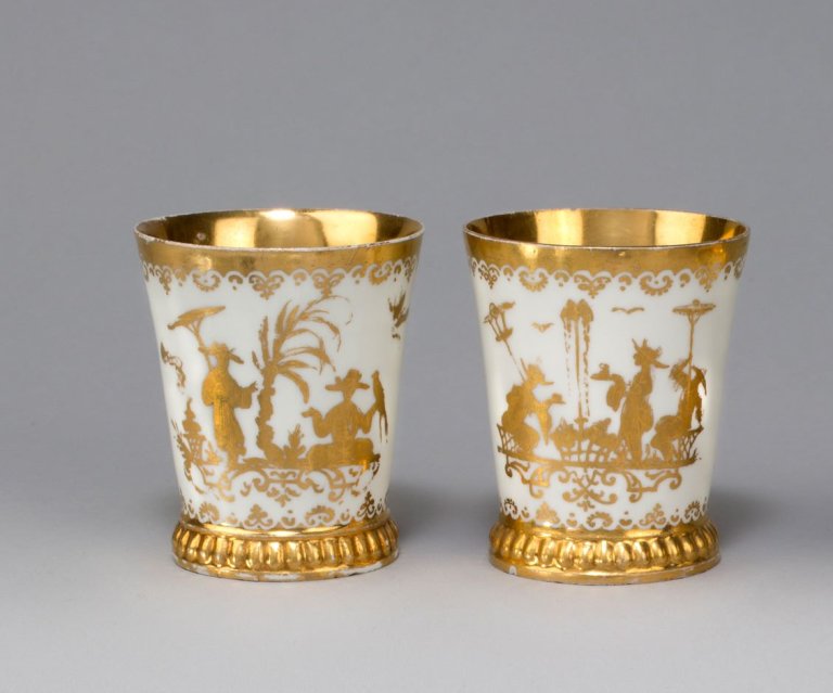 Auf diesem Bild ist das folgende Kunstwerk zu sehen:  Porzellanmanufaktur Meissen. Paar Wermutbecher mit radierten Goldchinesen von Bartholomäus Seuter (1678–1754), Augsburg. 1725.