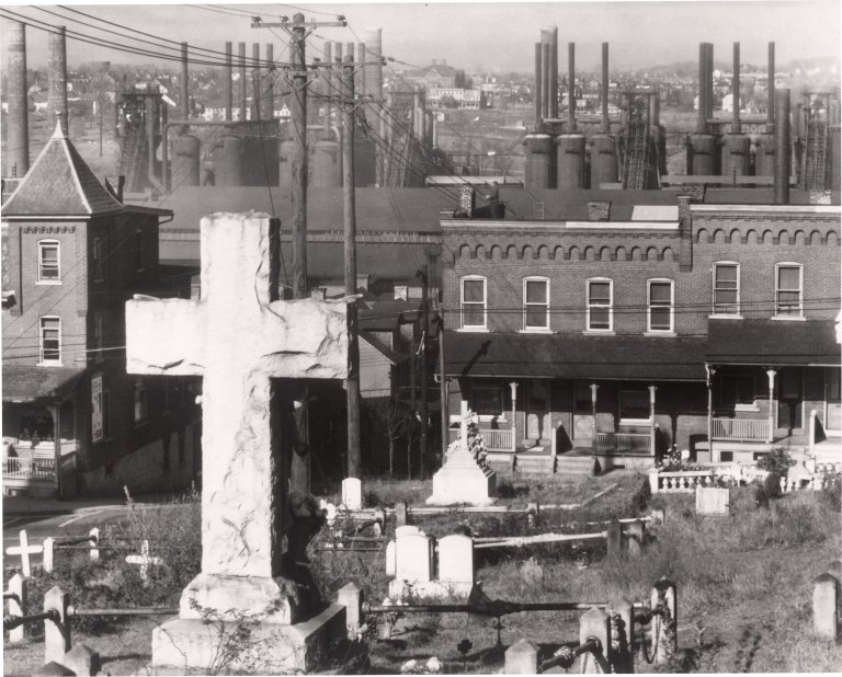 Auf diesem Bild ist das folgende Kunstwerk zu sehen: Walker Evans. Bethlehem Graveyard and Steel Mill, Pennsylvania. 1935.