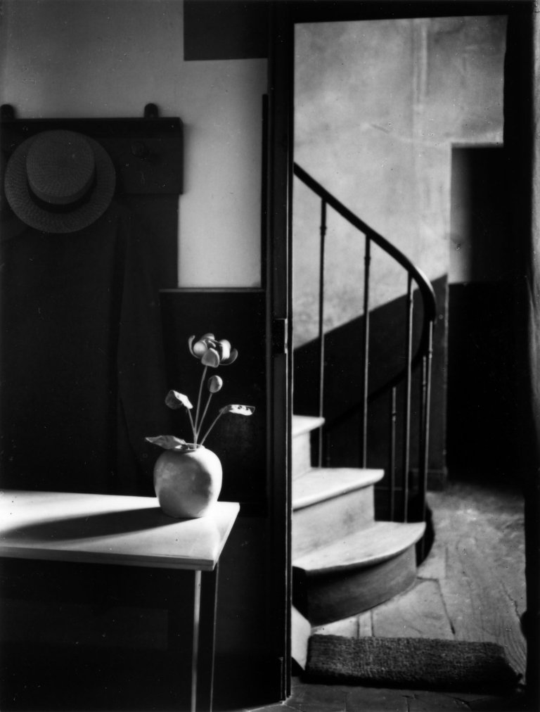 Auf diesem Bild ist das folgende Kunstwerk zu sehen: André  Kertész. Chez Mondrian. 1926.