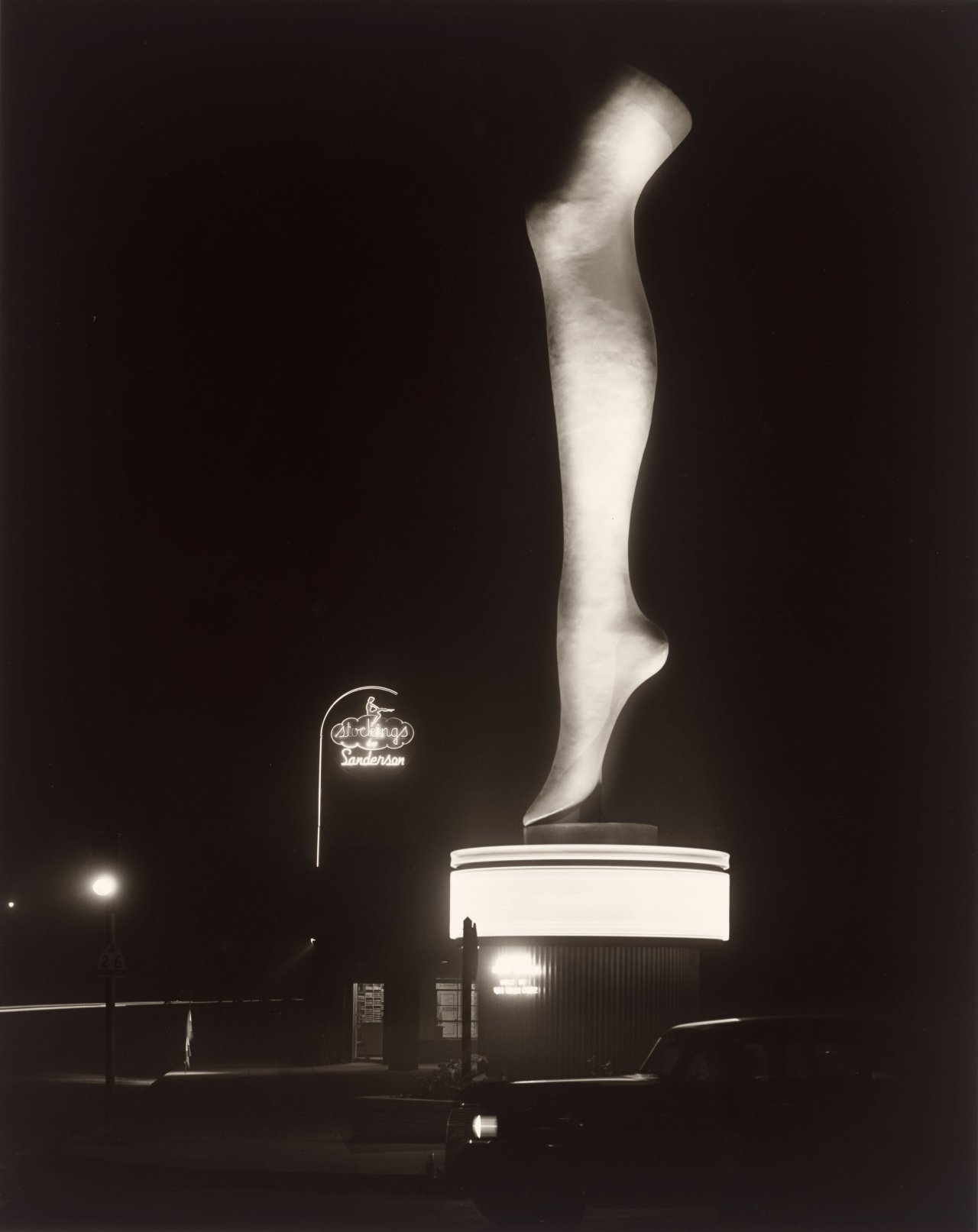 Auf diesem Bild ist das folgende Kunstwerk zu sehen: Max Yavno. The Leg, Olympic Boulevard, Los Angeles. 1949.