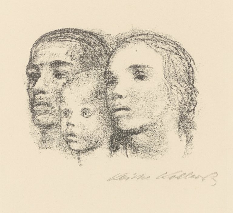 Auf diesem Bild ist das folgende Kunstwerk zu sehen: Käthe Kollwitz. „Drei Köpfe: Mann, Frau und Kind“. 1925.