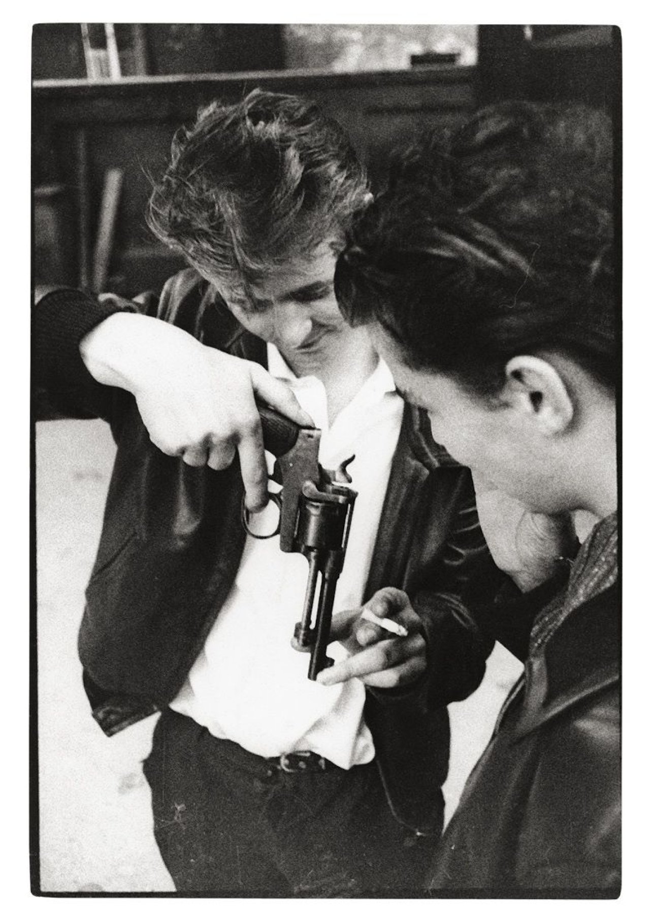 Auf diesem Bild ist das folgende Kunstwerk zu sehen: Will McBride. „Boys with gun in Munich“. 1961.
