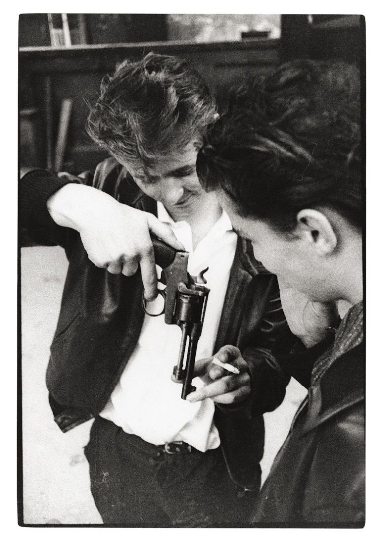 Auf diesem Bild ist das folgende Kunstwerk zu sehen: Will McBride. „Boys with gun in Munich“. 1961.
