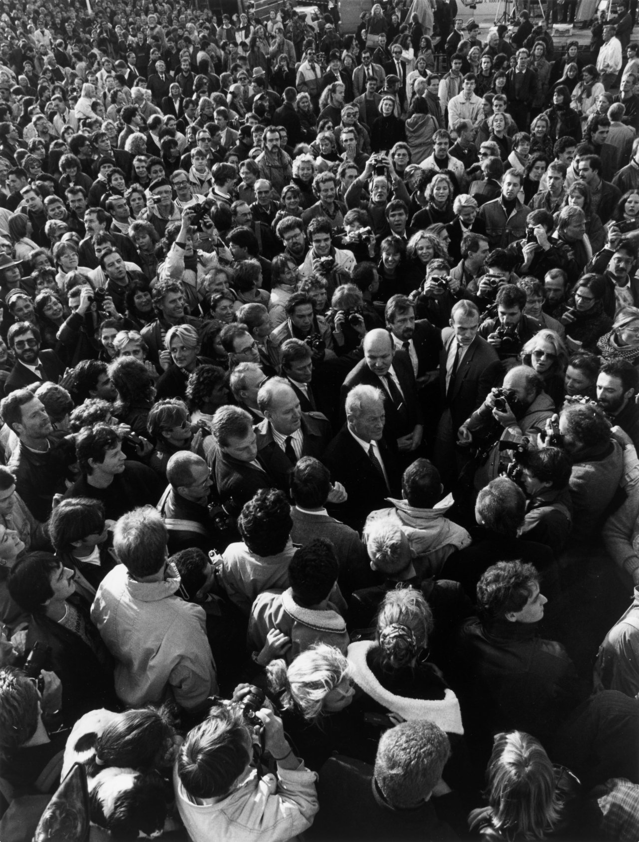 Auf diesem Bild ist das folgende Kunstwerk zu sehen: Barbara Klemm. „Willy Brandt an der Mauer, Berlin 10. Nov.[ember] 1989“.