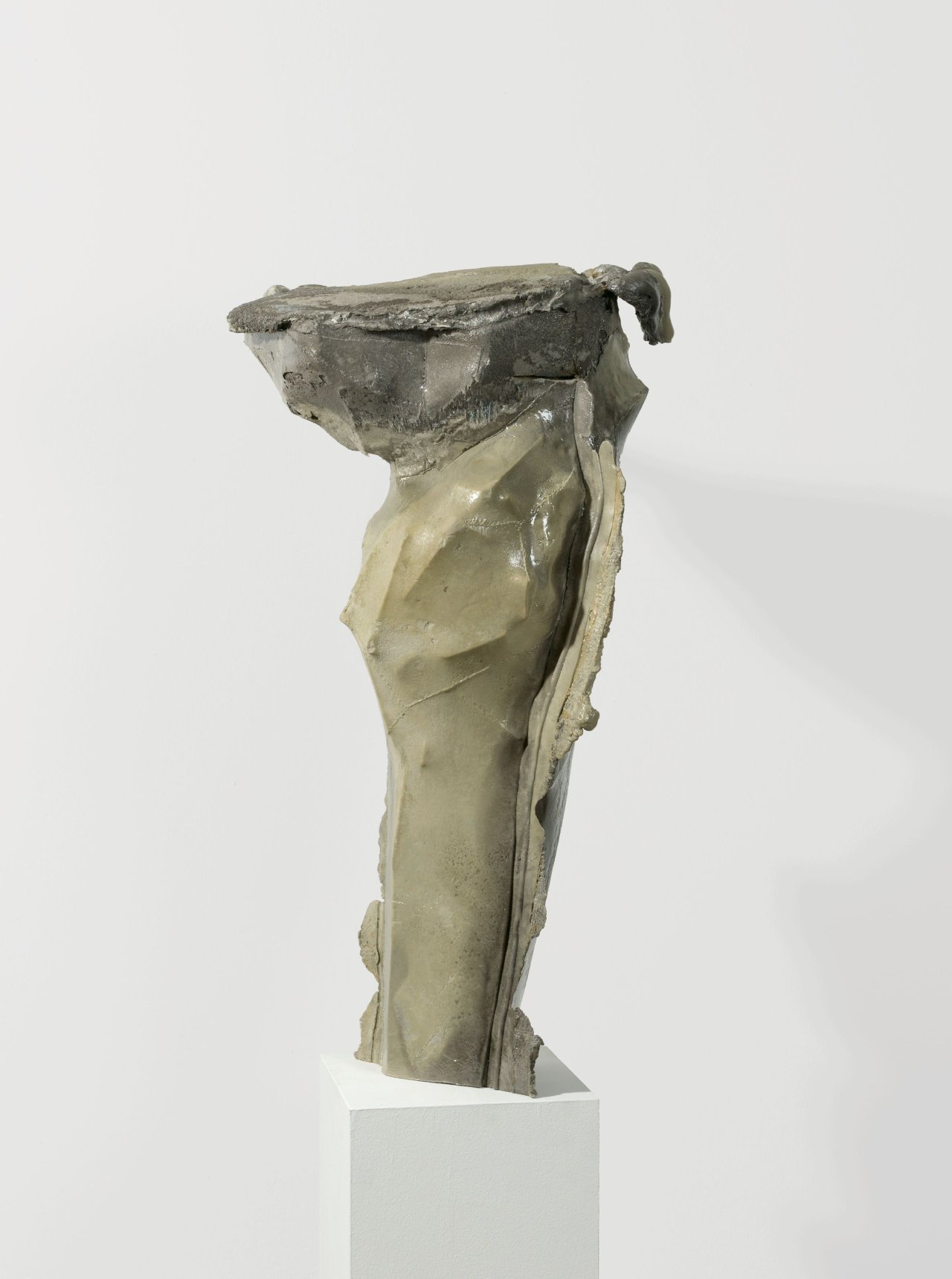 Auf diesem Bild ist das folgende Kunstwerk zu sehen: Georg Herold. Vase. 2015.
