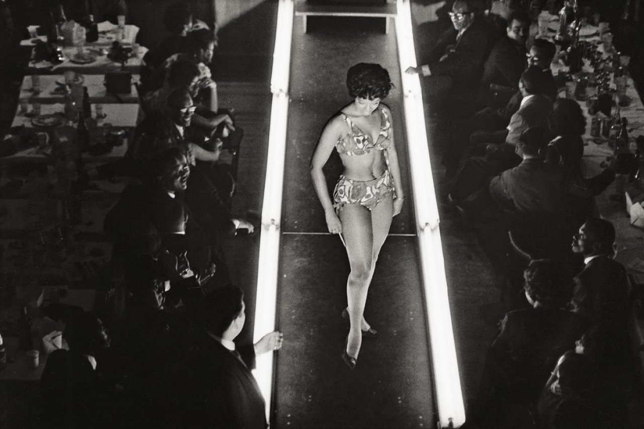 Auf diesem Bild ist das folgende Kunstwerk zu sehen: Leonard Freed. Beauty contest in Harlem, New York. 1963.