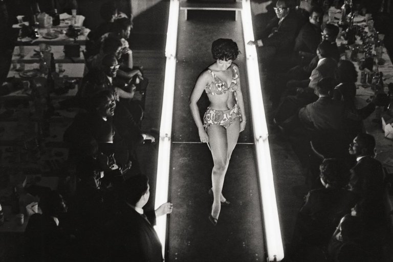 Auf diesem Bild ist das folgende Kunstwerk zu sehen: Leonard Freed. Beauty contest in Harlem, New York. 1963.
