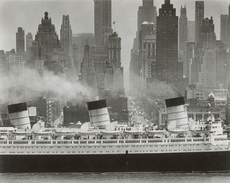 Auf diesem Bild ist das folgende Kunstwerk zu sehen: Andreas Feininger. Queen Mary, Hudson River, New York. 1946.